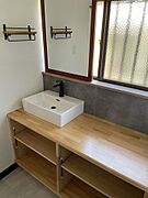 - ブラックのアクセントが空間を引き締めている水栓や棚のフレームが黒で統一されていて、ナチュラルな雰囲気の中にモダンさが加わっています。