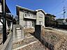 外観：遮るもののない陽当たり南側に高い建物がなく、大きく開けているため、1階・2階ともに日当たりが非常に良好です。洗濯物がよく乾くのはもちろん、冬場も室内が暖かく保たれやすい設計です