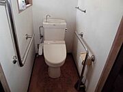 トイレ内にも手すりが設置されており、転倒のリスクも軽減できます。