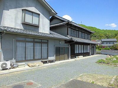 外観：瓦屋根や縁側風の大きな窓が特徴的な落ち着いた雰囲気の日本家屋。