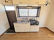 勝手口付きのキッチンなので、生ごみなどもすぐに外に出すことがでます！(2026年6月撮影)
