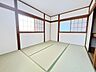 室内：■2階和室■2階にも6帖の和室がございます！畳と大きな窓が優しく温かみある空間にしてくれます！(2026年7月撮影)※リフォーム後写真