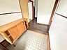 玄関：大人が二人並んで座ってもゆとりある広さの玄関です！南西向きの玄関なので1日中陽当たり良好です！(2026年8月撮影)※リフォーム後写真