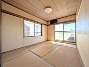 ■2階和室■2階にも和室がございます！畳と大きな窓が優しく温かみある空間にしてくれます！(2026年6月撮影)※リフォーム前写真
