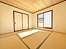 室内：■2階和室■2階にも和室がございます！畳と大きな窓が温かみある空間にしてくれます！(2026年2月撮影)※リフォーム前写真