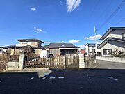 【外観】陽当たり良好な南東角地！明るく開放感あふれる平屋です※2026年2月撮影※リフォーム前写真