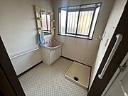 【脱衣所】着替えも楽々なゆとりある広さの脱衣所です※2026年2月撮影※リフォーム前写真