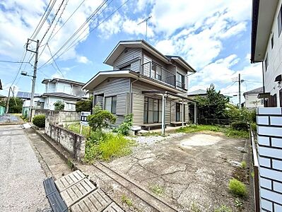 外観：【外観】前道も広く陽当り良好です（※リフォーム後写真　2026年8月撮影）