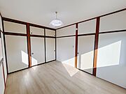*. 2階洋室 .*　和室から洋室にリフォームしました。