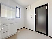 【脱衣所】新しい化粧台を設置し、壁紙と床を張り替えました♪