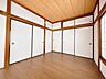 洋室：【洋室】大きめな押入れにはお布団や季節物が収納できます♪