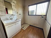 *. 洗面化粧台 .*　広々としているので、朝の身支度に大助かりです！