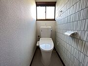 【トイレ】トイレ本体の交換、壁紙と床の張替を行いました！