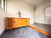 【玄関】下駄箱の上には、お花や思い出の品が飾れます♪