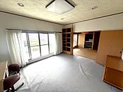 【2階洋室】※リフォーム前の写真です。（2025.9月撮影）2F居室は10帖の洋室＋7.5帖の和室スペース！！セカンドリビングとしても使えます♪