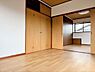 室内：【2F洋室】※リフォーム後の写真です（2026年7月撮影）ベッドや机を置いても広い空間が保てます♪