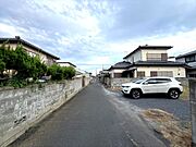 【外観】※リフォーム前の写真です。大きな車も余裕で駐車することができます！！（2025.9月撮影）