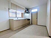 【キッチン】6帖のキッチン♪勝手口付きなのでゴミ出しなどの際に便利です♪（2026年3月撮影）
