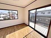 【2階洋室】2面採光で明るい洋室（＾＾）お部屋を自分好みにアレンジできます♪※リフォーム済（2026年2月撮影）