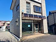 前面ガラス張りで視認性良好。外から中がよく見え通行人へアピールの高い路面物件です