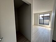 【6.7帖洋室】シンプルな室内はアレンジしやすく大きな収納スペース付き。※2025年12月撮影（2号棟）