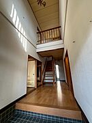 【玄関】※リフォーム前の写真です。（2026年3月撮影）開放感のある明るい玄関ホール♪
