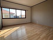 【2F洋室】大きな窓からたっぷりの光が差し込みます♪※リフォーム後の写真です。（2026.1月撮影）