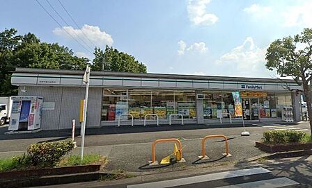 ファミリーマート奈良学園大和町 320m