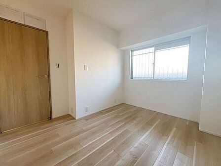 窓から風を感じられる快適なお部屋です。