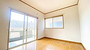 日当り良好の洋室！明るい空間となっております。