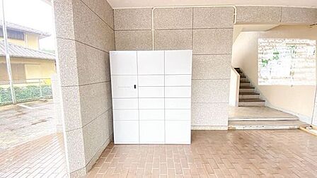 宅配BOX完備◎不在の時でも荷物を受け取れるので便利です。