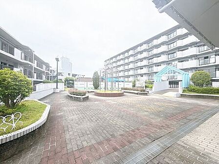 敷地内に公園のあるマンションです。