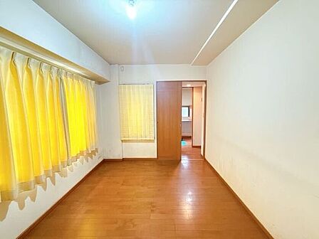 窓から風を感じられる快適なお部屋です。