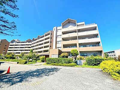 外観：「学研奈良登美ヶ丘駅」よりバス乗車5分、バス停「中登美ヶ丘三丁目」より徒歩1分の立地◎