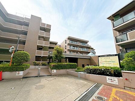 落ち着いた雰囲気の閑静な住宅街で環境の良い立地です。