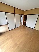 LDKに隣接する洋室は、ベージュ寄りの温かみある壁色が特徴。開放感があり、リビングとのつながりも良い快適空間です。