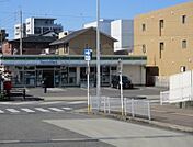 ファミリーマート 茶屋が坂駅前店（104m）