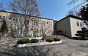 上田市立上田図書館 170m