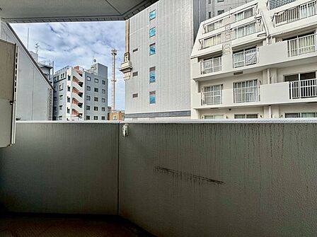 朝の澄んだ空気や、夕方に吹く清々しい風を感じられるバルコニー。