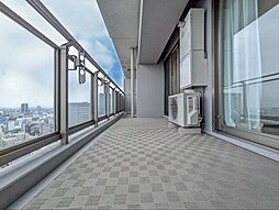 朝の澄んだ空気や、夕方に吹く清々しい風を感じられるバルコニー。