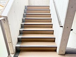 共用部の階段です。明るく清潔に管理されています。
