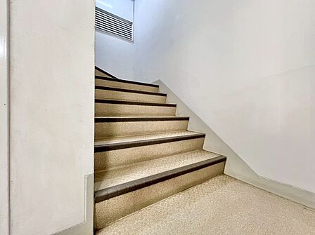 共用部の階段です。明るく清潔に管理されています。