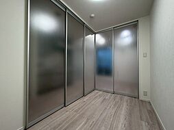 清かで艶やかな時間をもたらしてくれる室内です。
