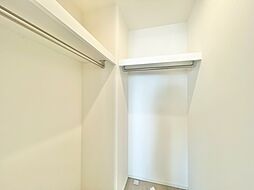 家電やスーツケース、ストック品など何でも片付く嬉しい空間です。