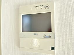 誰が来てもわかる様にモニター付きインターホンを設置。