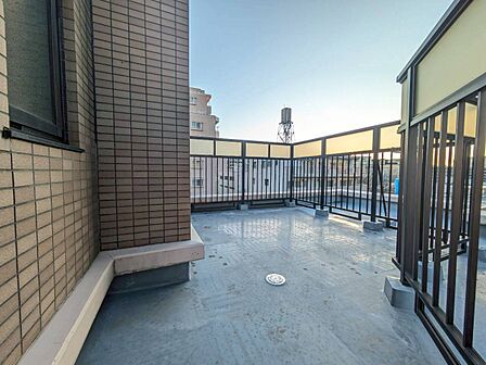 朝の澄んだ空気や、夕方に吹く清々しい風を感じられるバルコニー。