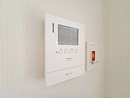誰が来てもわかる様にモニター付きインターホンを設置。