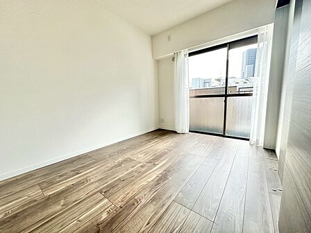清かで艶やかな時間をもたらしてくれる室内です。