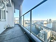 朝の澄んだ空気や、夕方に吹く清々しい風を感じられるバルコニー。