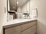 清潔感を感じられる洗面化粧台。